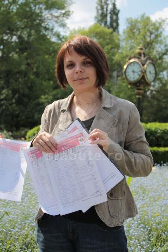 Diana si formularele completate cu semnaturile celor care isi doresc o viata sanatoasa in Romania